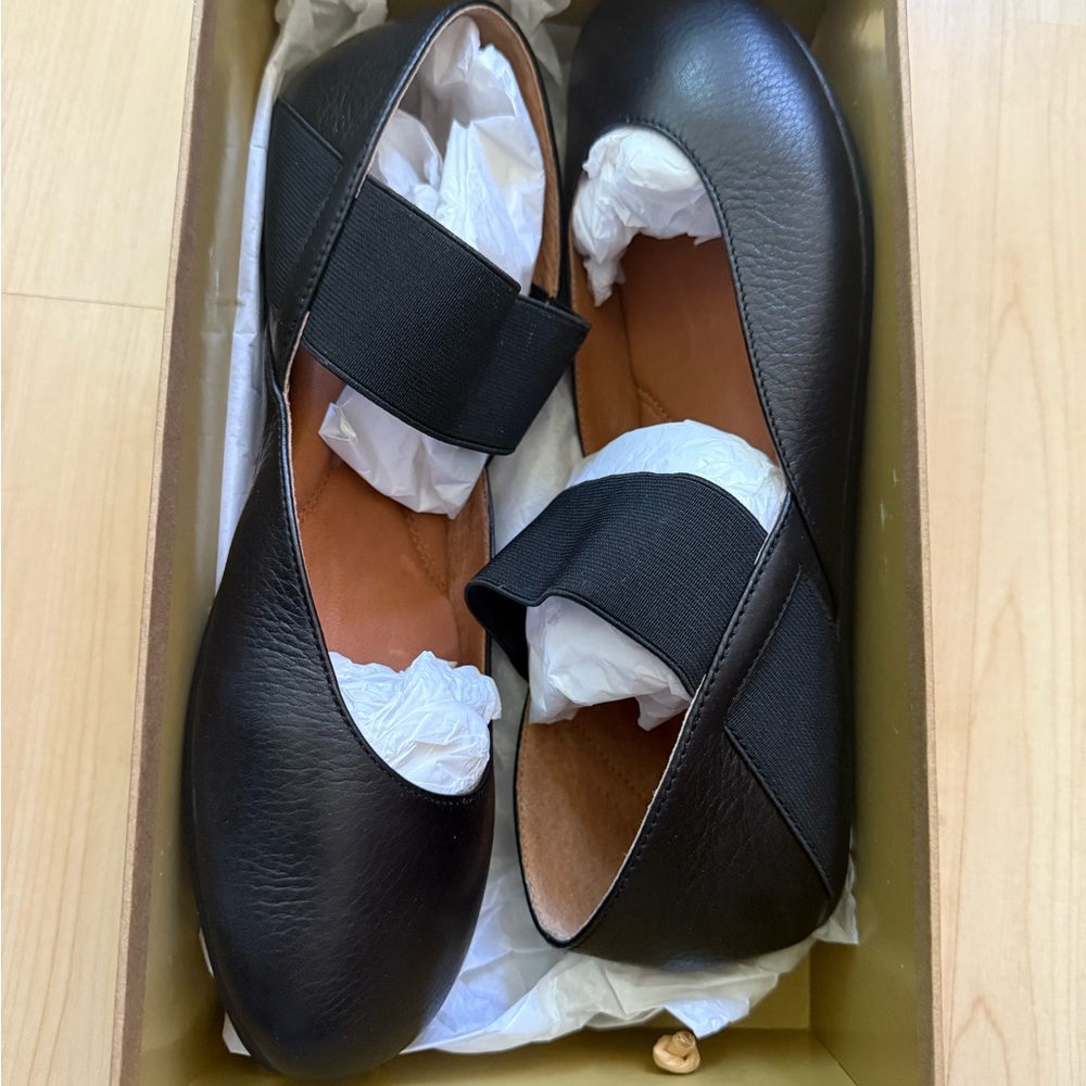 Kenneth Cole Black Leather Flats Sleek Design